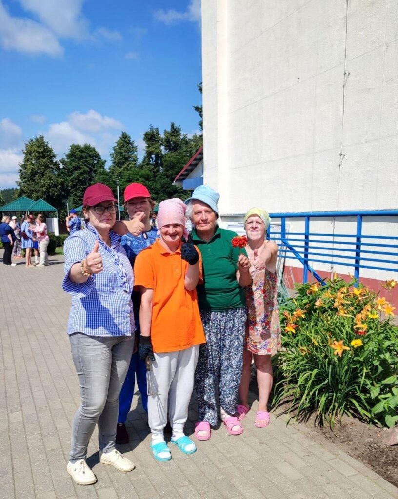 🌺 Маленький мир красоты у столовой социального пансионата "Вяча" оживает благодаря заботливым рукам наших проживающих. Ловкие пальцы бережно освобождают землю от сорняков, давая цветам свободу и пространство для роста. А затем наступает самый освежающий момент! photo 2026 07 20 09 10 40
